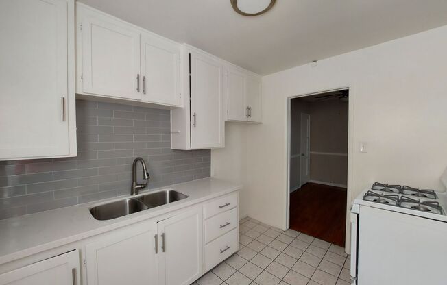 2 beds, 1 bath, $1,995, Unit 6