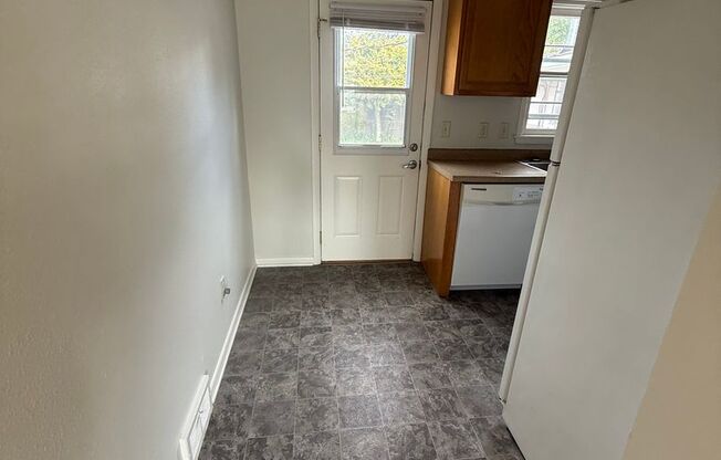 ~ RENT SPECIAL ~ HOLIDAY MERRINESS ~ Spacious 3-Bedroom, 2-Bathroom Home – West Side Location