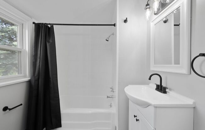 Charming 2 bedroom home in Versailles available August 1!