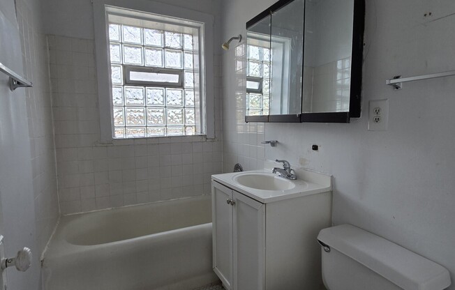 3054 W BERTEAU