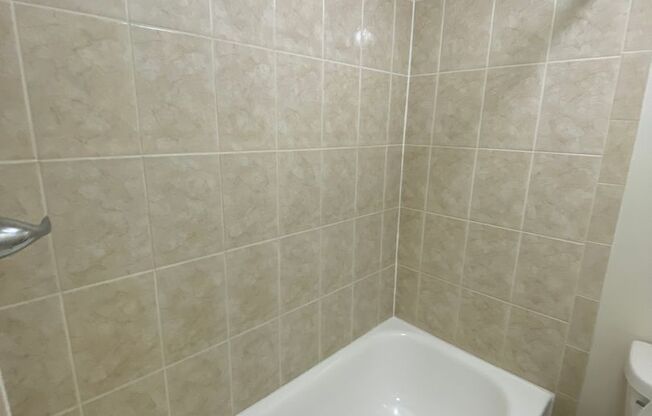 2 beds, 1.5 baths, 881 sqft, $2,200, Unit 5321 #3