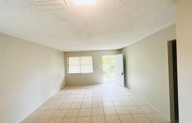 Charming Newly Renovated 2-Bedroom Duplex in Largo, FL