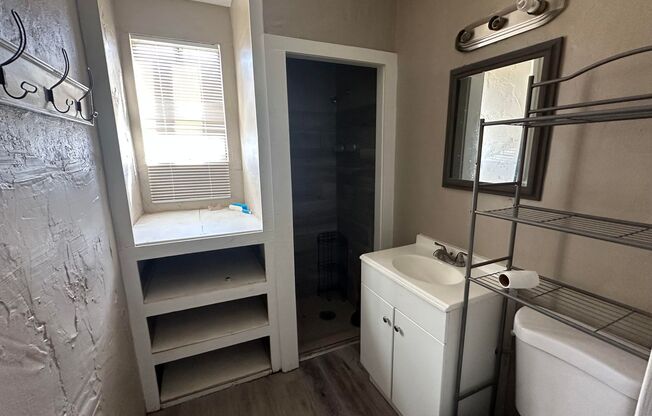 1 bed, 2 baths, $1,100, Unit 3