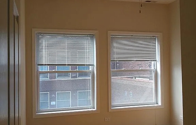 MODERN 2 BED/1BATH WITH GARAGE PARKING INCLUDED!