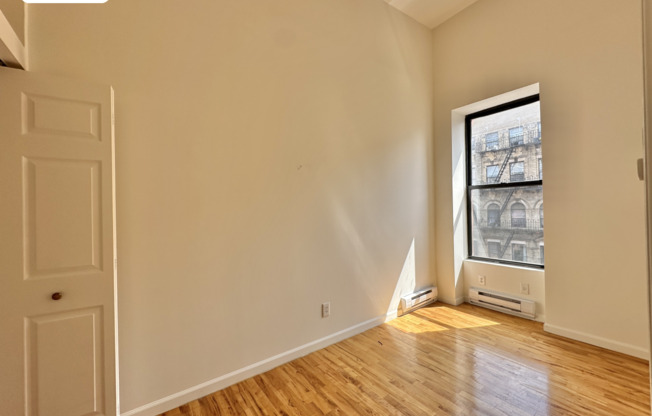 215 E 118 ST