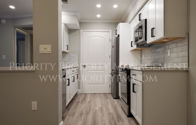 STUNNING 1 BED/1 BATH WITH ALL THE RIGHT UPGRADES!!