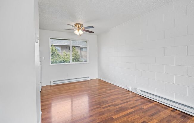 3 beds, 1 bath, 864 sqft, $1,995, Unit 17