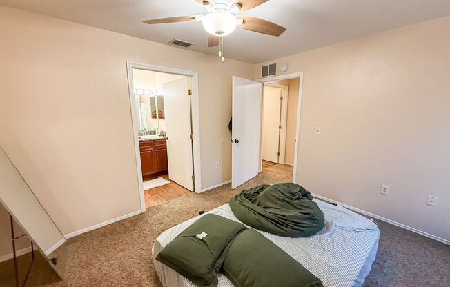 2 beds, 2 baths, $1,400, Unit Unit 924