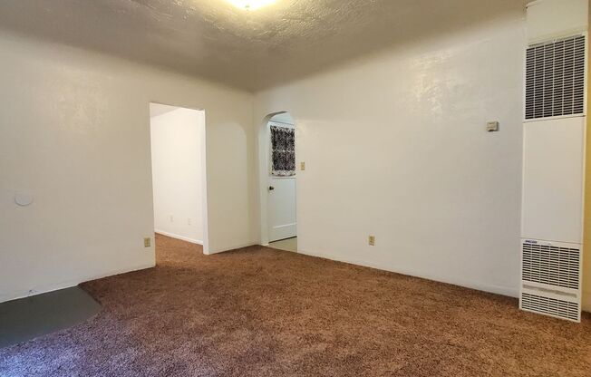 Cozy 2 Bed, 1 Bath Home close to Burkhart park!!