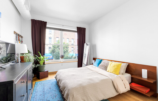 318 KNICKERBOCKER AVE