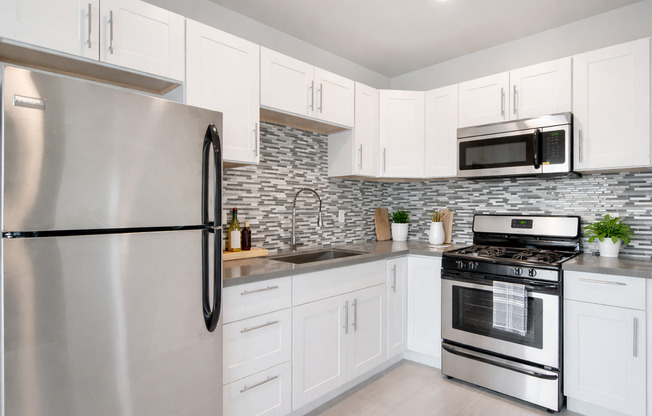 Studio, 1 bath, 490 sqft, $1,450, Unit 211