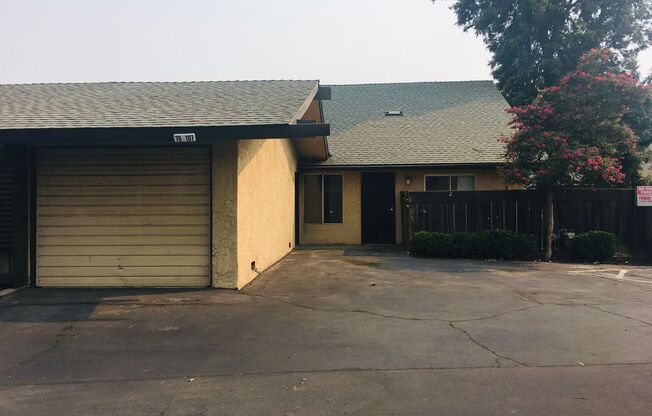 Nice condo located in the Sierra North Village Community.