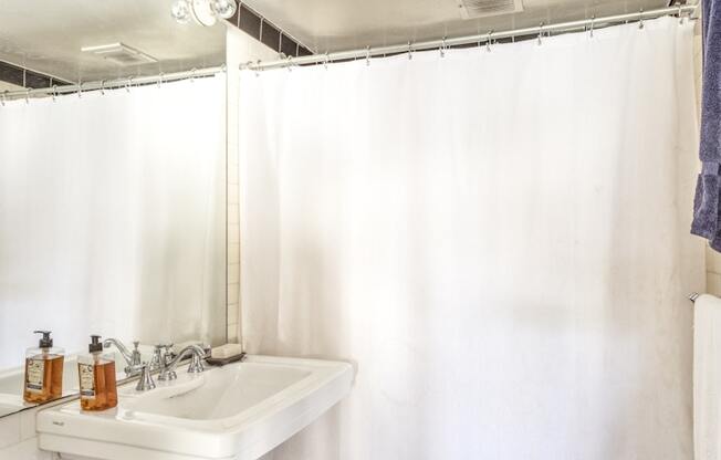 470 W 24 ST