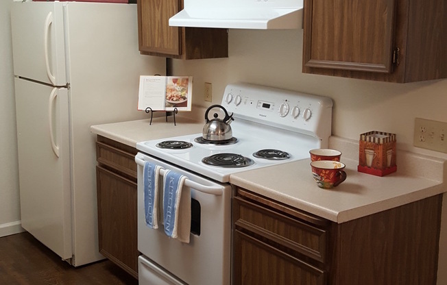 2 beds, 1 bath, 969 sqft, $1,565, Unit 121