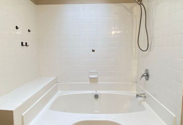 3 beds, 2 baths, $1,500, Unit # 2044