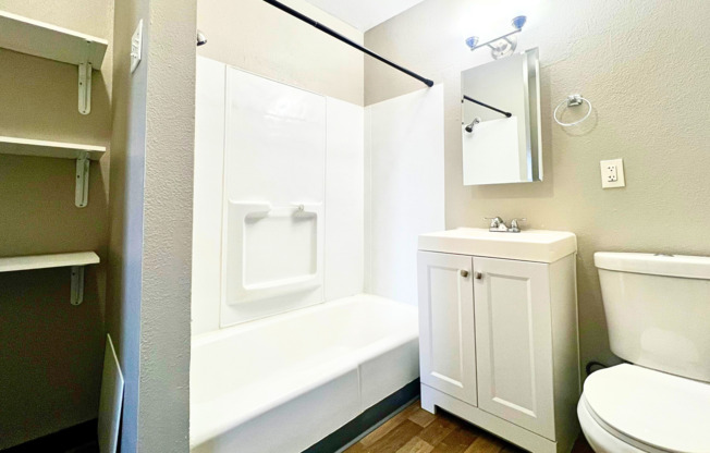 Studio, 1 bath, 400 sqft, $700, Unit Unit 71