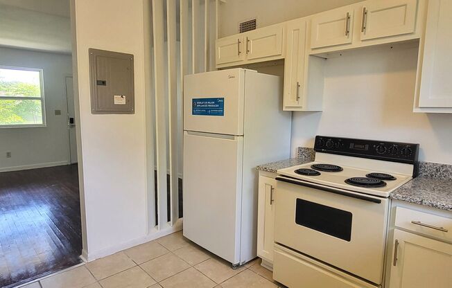 2BR / 1 BA Riverside Upstairs Apartment w/ Off-street Parking