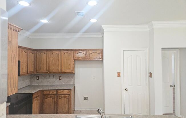 Light and bright, open concept 3 bedroom with split bedrooms