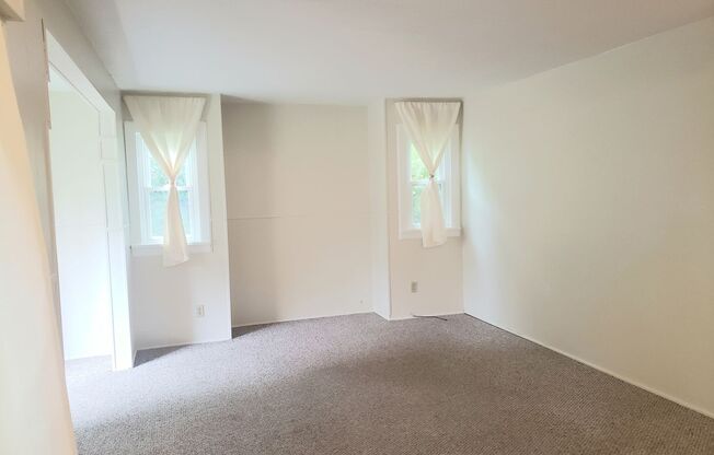 Charming Cottage in Woodburn with Large Yard!