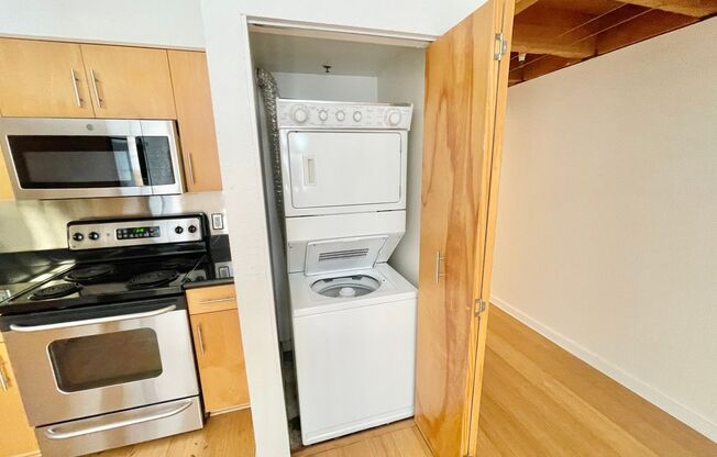 HUGE 2 Level 2br/1.5Ba Loft, High Ceilings, Laundry, Central Location! PROGRESSIVE