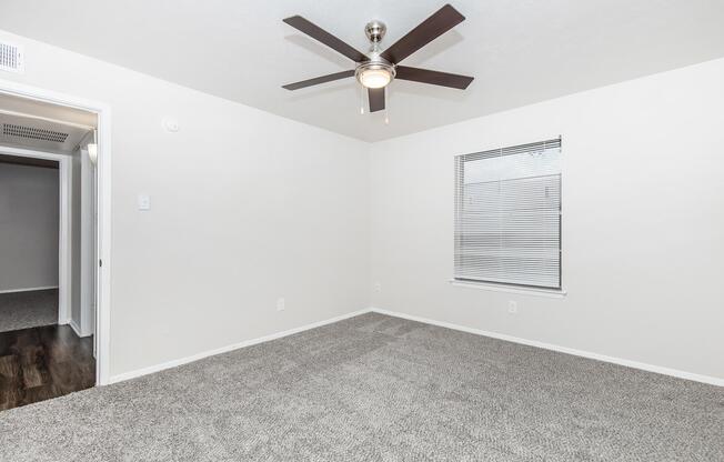 2 beds, 1 bath, 889 sqft, $1,000