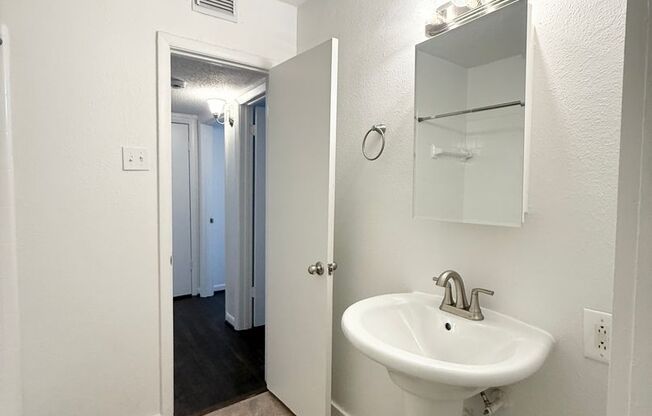 2 beds, 1 bath, $925, Unit SC553