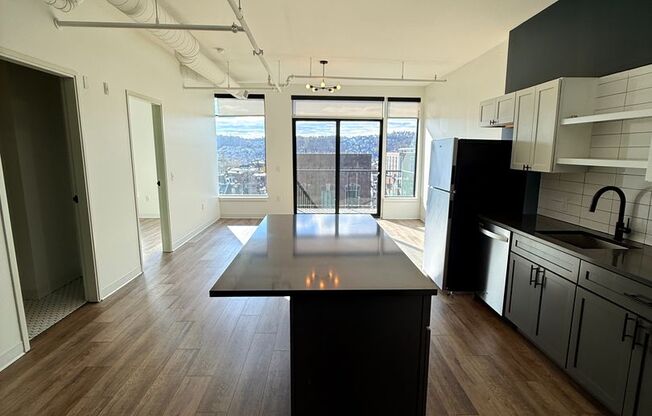 2 beds, 1 bath, 865 sqft, $2,350, Unit Unit 612