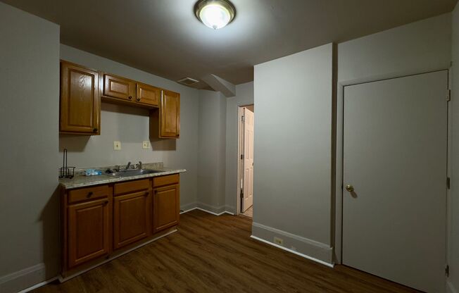 1 bed, 1 bath, $850, Unit 1F