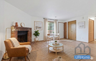 Maple Meadows-cozy 2 bedrooms in SE Portland with laundry & fireplace in unit