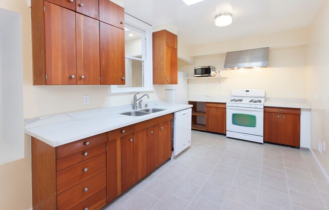 Versatile Recently Renovated 3bd/3ba plus bonus rooms home in Outer Richmond!