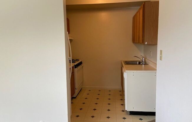 2 beds, 1 bath, 900 sqft, $1,425, Unit 116