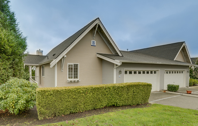 Beautiful open layout 2-level townhome!