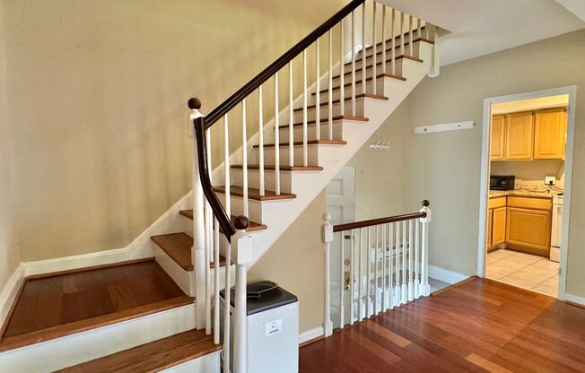 ALEXANDRIA - CLOSE TO PENTAGON - 5 MIN WALK TO METRO BUS STOP