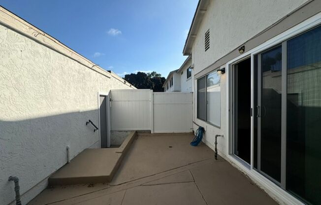 2 beds, 1 bath, $2,700