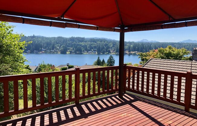 UNIQUE RAMBLER with views in Dockside at Kitsap Lake!