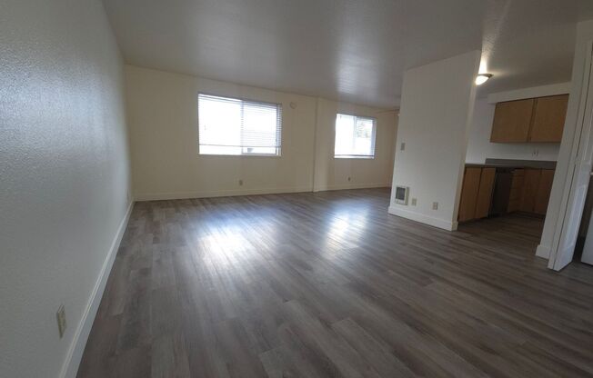 2 beds, 1 bath, 875 sqft, $1,350, Unit 127-38