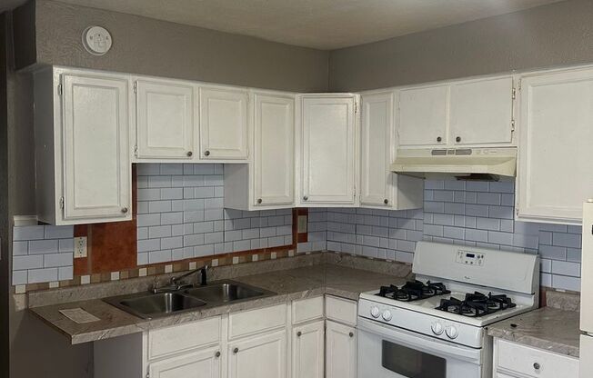 1 bed, 1 bath, 700 sqft, $780, Unit 425 Leeds Ave