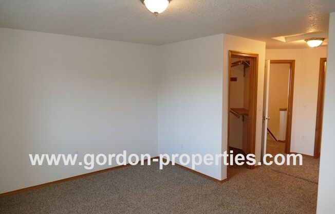 3 beds, 2.5 baths, $1,950, Unit 8032