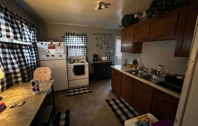 2 beds, 1 bath, $1,050