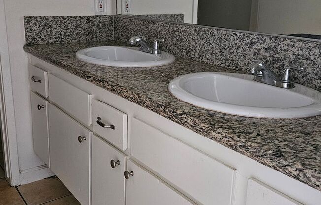 3 beds, 1.5 baths, 950 sqft, $1,970, Unit L-21