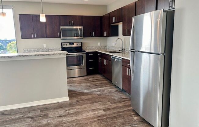 1 bed, 1 bath, 1,056 sqft, $1,900, Unit 410