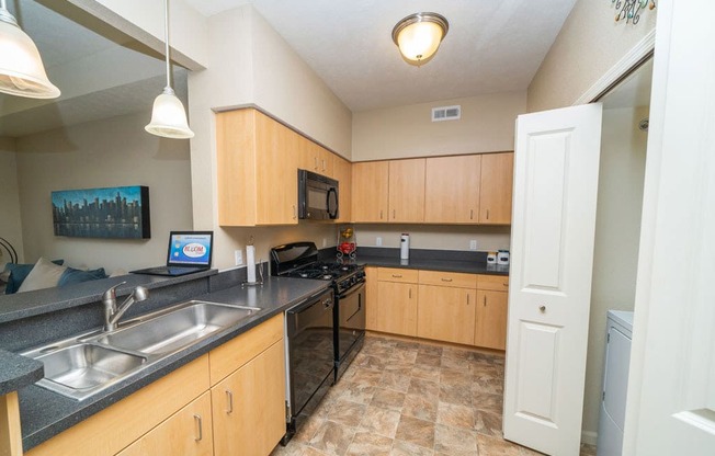 Fully Equipped Kitchen With Modern Appliances at Lynbrook Apartment Homes and Townhomes, Elkhorn, Nebraska