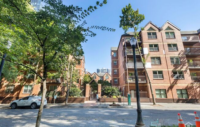 University Park 2 Bd/1 Bth With Fitness Center and Designated Parking Spot!