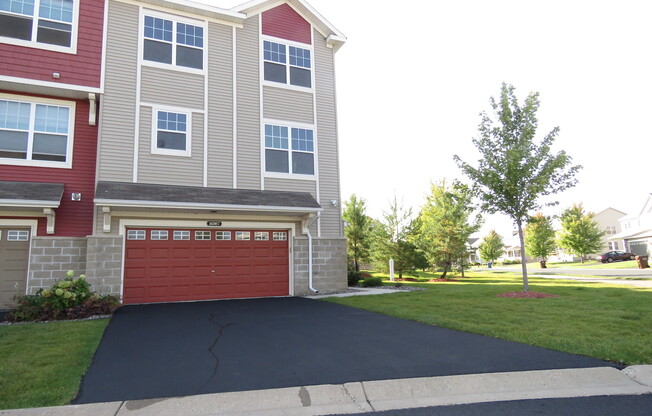avail 07.01.2025, 3 bd 4 ba 2 car garage end unit townhome in Maple Grove
