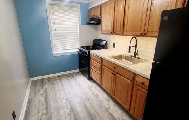 2 beds, 1 bath, 700 sqft, $1,350, Unit 04-3235