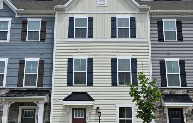 Tri Level Townhouse Ready for A New Tenant
