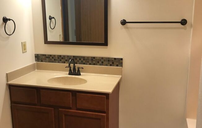 3 beds, 1 bath, 1,040 sqft, $1,695, Unit 3164-206
