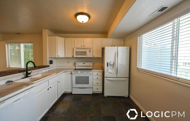 3 beds, 2.5 baths, 1,350 sqft, $1,695, Unit Upstairs