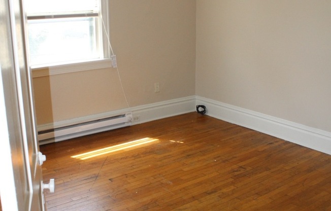 2 BR Close to Medical Mile with hardwood floors & in unit laundry