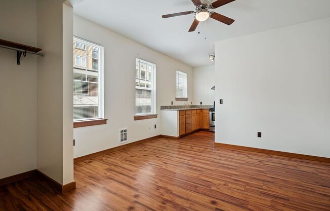 Studio, 1 bath, 359 sqft, $1,325, Unit 301